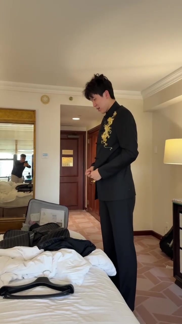 工作室分享杨瀚森时尚穿搭：全新造型亮相，抢先一睹风采