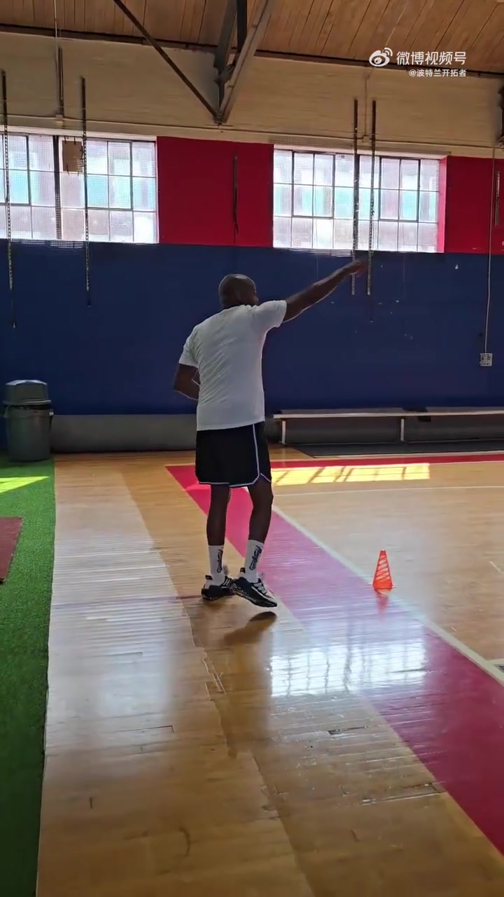 乐鱼app下载-开拓者官博更新克林根休赛期动态：携手敏捷后卫精进脚步技术