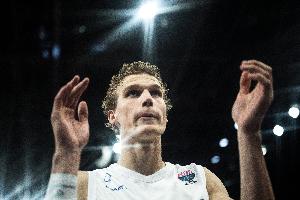 乐鱼app下载-主场作战如鱼得水！马尔卡宁31分钟16中8 再砍26分13板3助3断