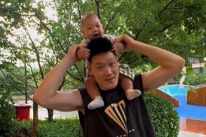 乐鱼官网-超级奶爸！张宁晒亲子视频：记录第一次陪女儿小肚看雨