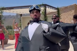 太阳报：拉亚与女友举行婚礼，他身穿充气燕尾服与伴郎团搞笑入场